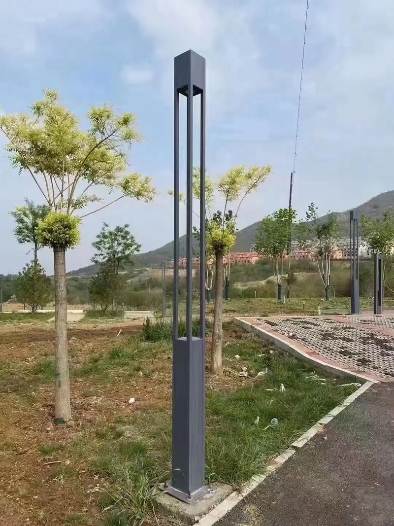草坪灯 点亮夜晚的绿色精灵，草坪灯如何成为庭院与景观的灵魂设计？